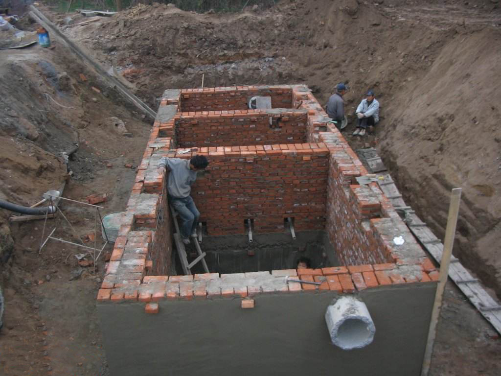 化粪池模具厂:玻璃钢化粪池与砖砌化粪池中间的区别